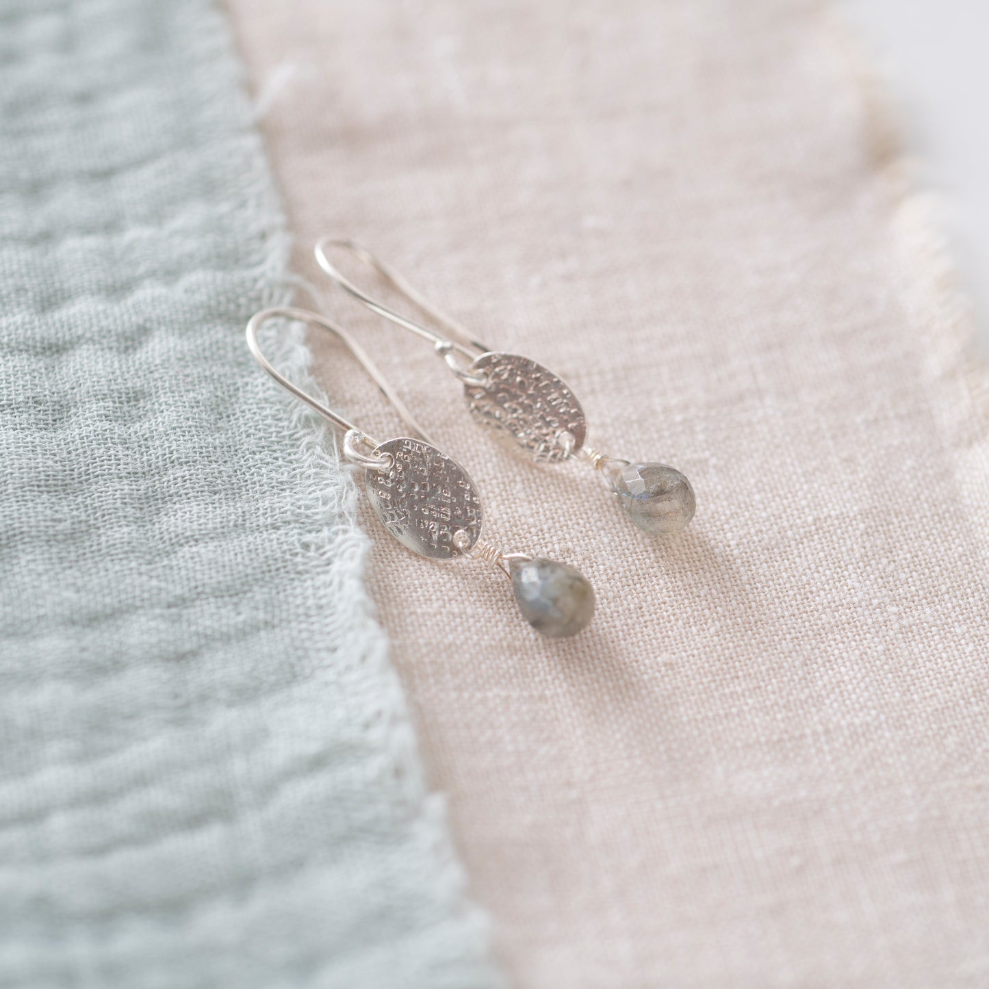 A Beautiful Story - korvakorut - labradorite