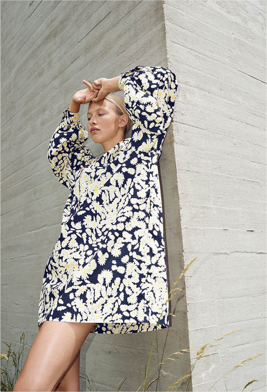Second Female perustettiin Kööpenhaminassa vuonna 2000. Sen tyylissä välittyy kuitenkin elegantti, modernin ranskalainen loppusilaus.